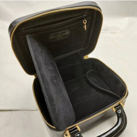 CHANEL Vintage
PATENT LEATHER SATCHEL - Picture 6 of 12